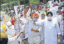  ?? MOHD ZAKIR/HT ?? Members of the Sikh community raise slogans against Pakistan spy agency ISI at Teen Murti in New Delhi on Thursday