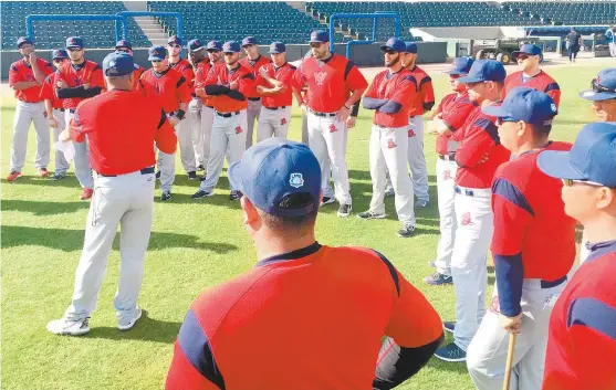  ??  ?? Los Bravos en el meeting previo al arrancar la práctica en Ciudad Obregón, Sonora