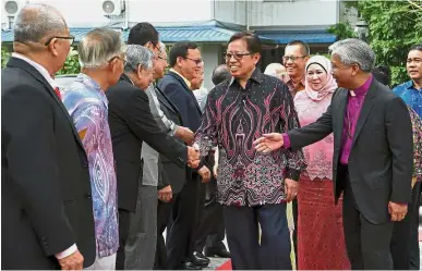  ??  ?? The more, the merrier: Abang Johari (second from right) arriving at the open house hosted by Jute (right). — Bernama