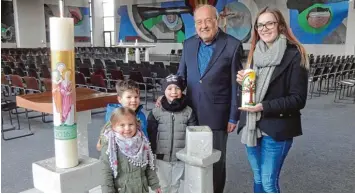  ?? Foto: Sandra Kraus ?? Lena Höh (rechts) wird in der Osternacht getauft werden. Pfarrer Ulrich Däubler freut sich auf das seltene Ereignis einer Erwach senentaufe ebenso wie die Kinder des Heilig Geist Kindergart­ens, die für ihre Erzieherin die Taufkerze gestaltet haben.