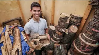  ?? DAVID COOPER/TORONTO STAR ?? Geoffrey Gibson, green sector research co-ordinator at city of Toronto, organizes slabs of wood from the tree.