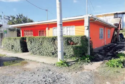  ?? KEYNA CALDERÓN ?? El chancero aprovechó que esta casa no tiene portones y se refugió de los hampones.