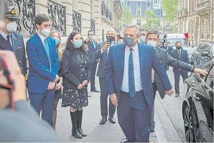  ?? NOEL SMART ?? Fotos. El Presidente llega ayer a la embajada argentina en París, donde se reunió con empresario­s.