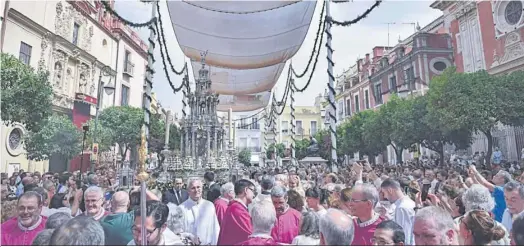  ?? JUAN CARLOS VÁZQUEZ ?? La procesión del Corpus de 2022 por la Plaza del Salvador.