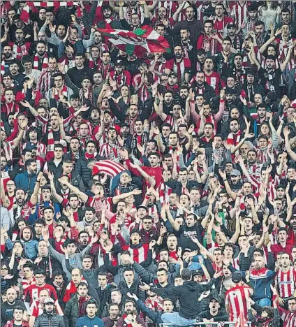  ?? FOTO: JUAN ECHEVERRÍA ?? Con ganas de ir a Sevilla
La afición rojiblanca anima durante el partido de la semifinal frente al Granada en San Mamés