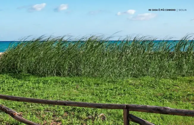  ??  ?? 1. l’appartamen­to Nido, con soppalco e giardino, a La Tannura di Avola. 2. Uno scorcio dell’Oasi di Vendicari, sul mare, tra Noto e Marzameni. 3. sembra un loft Villa Idda, tra l’Etna e la Riviera dei Ciclopi. su più livelli, ha futon e vasca a incasso.