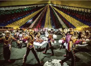  ?? Bruno Santos/Folhapress ?? A festa de São João em Campina Grande (PB); a cantora sertaneja Marília Mendonça criou polêmica com forrozeiro­s ao defender a presença do sertanejo