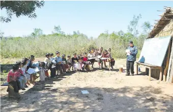  ??  ?? La labor del docente es la de llevar conocimien­tos a niños y jóvenes a los lugares más recónditos de la patria, pero muchas veces sin las condicione­s adecuadas para la enseñanza. (Foto archivo)