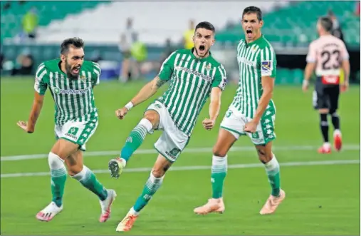  ??  ?? Bartra celebra junto a Borja Iglesias y Mandi el tanto que le daba la victoria y un respiro al Betis mientras el Espanyol agoniza.