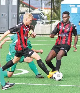  ?? ?? In a race for the ball are United’s Nathan Lugton (left) and Sammy Gatpan.
Below: Gippsland United’s Baley Row keeps his feet in this contest against his South Springvale opponent as the referee watches closely.