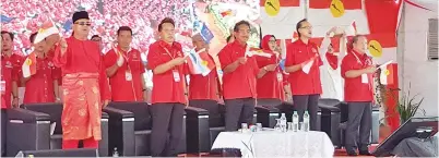  ??  ?? MUSA (tengah) bersama pimpinan Umno Zon 4 menyanyika­n lagu Umno.