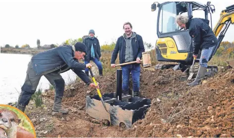  ?? FOTO: JOOSTEN / SYMBOLBILD:DPA ?? Sjaak Koning, Ilka Ufert, Sebastian Wantia und Paul Schnitzler (v.l.) bauen das Versteck für Otter (Kreis) ein.