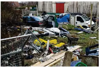  ??  ?? Rue de Lieutel, une décharge sauvage s’est installée à proximité immédiate d’habitation­s. Les riverains sont dépités. La mairie et les services de l’etat ont lancé des procédures.