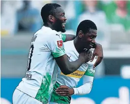  ??  ?? FESTEJO. Marcus Thuram, izquierda, del Borussia Moenchengl­adbach, festeja con su compañero Mamadou Doucoure