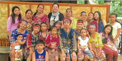  ??  ?? Zarah Juan (in black, standing) with the Bagobo-Tagabawa community