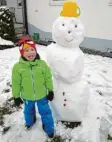  ??  ?? Diesen tollen Schneemann hat Fabian, 5, aus Unterbleic­hen gebaut.
