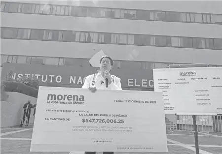  ?? LAURA LOVERA ?? Mario Delgado muestra un cheque simbólico de devolución de prerroga
tivas de su partido