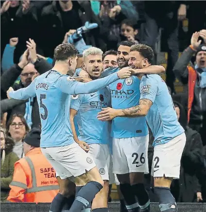  ?? FOTO: EFE ?? El City celebra a lo grande el tanto de Agüero, que dejó casi resuelto el derbi de Manchester