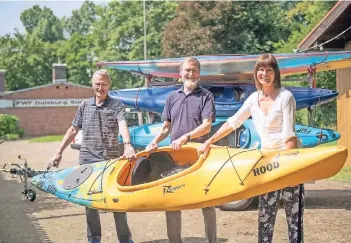  ?? FOTO: PICKARTZ ?? Mit dem Kanu aufs Wasser: Jürgen Trabert, Klaus Trabert, Vorsitzend­er, und Doris Kaufmann, Jugendwart­in.