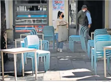  ?? VANESA LOBO ?? Una empleada monta los veladores de una heladería del centro.