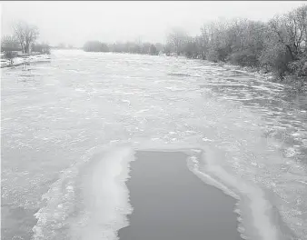  ?? TREVOR TERFLOTH ?? Thames River water levels, seen here Tuesday at the Prairie Siding bridge in Chatham-Kent, have fallen 1.3 metres since a state of emergency was called on Friday.