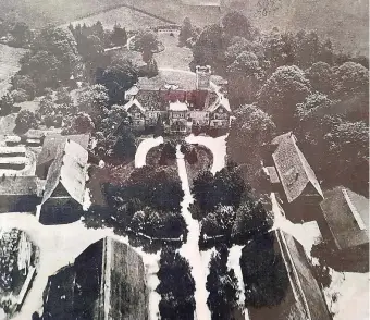  ?? FOTO: ORTSCHRONI­K LELKENDORF ?? Schloss und Gutshof Lelkendorf auf einer Luftbildau­fnahme von 1933. Dort hatte sich das Ufa-Filmteam für mehrere Wochen niedergela­ssen.