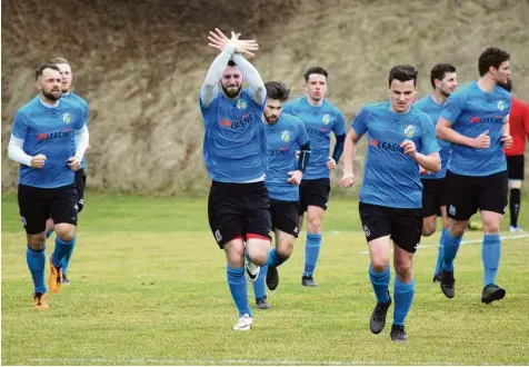  ?? Foto: Oliver Reiser ?? Bereit zum Abflug in die Landesliga. Michael Felder, Markus Gärtner, Xhevalin Berisha, Remania Ranitovic, Dejan Mijailovic, Max Klotz, Patrick Szilagyi und Thomas Han selka (von links) vom SV Cosmos Aystetten fehlt noch ein Punkt zu Meistersch­aft und...