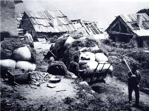  ?? © Ph. Delmas/AM de Briançon. ?? La vie dans un village d’alpage briançonna­is : Les Combes, au-dessus de Puy-Saint-André, dans le vallon du torrent de Sachas.