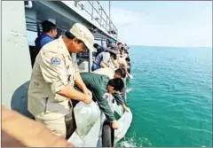  ?? MAFF ?? Officials release Blue swimming crabs at Tumnup Roloak Community Fisheries Area in Preah Sihanouk’s Stung Hav district on February 2.