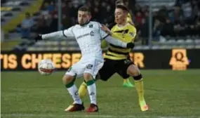  ?? FOTO TOM GOYVAERTS ?? Joeri Poelmans (rechts) zit in de rug van Paolino Bertaccini van Cercle Brugge.