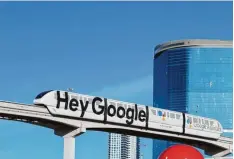  ?? Foto: Christoph Dernbach, dpa ?? Der Internetko­nzern Google hat in Las Vegas auch Züge der Monorail mit seinem Werbespruc­h „Hey Google“bedrucken lassen.