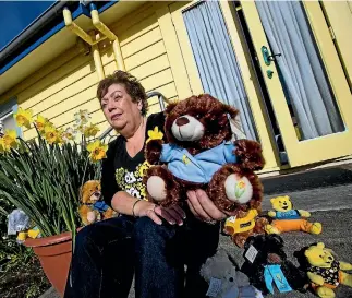  ?? PHOTO: DAVID UNWIN/STUFF ?? Manawatu Cancer Society stalwart Faye James cuddles up with this year’s Daffodil Day creation.