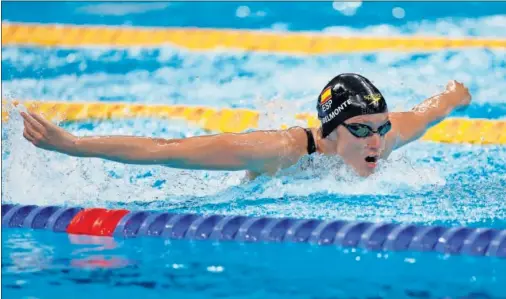  ??  ?? Mireia Belmonte nada libre durante la final de 400 metros estilos en la piscina de Tokio que acoge la competició­n de los Juegos Olímpicos.