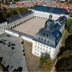  ?? Fotos: dpa, Schloss Friedenste­in ?? Luftaufnah­me von Schloss Friedenste­in in Gotha, wo 1979 unter anderem die „Heilige Katharina“des Augsburger Malers Hans Holbein dem Älteren (rechts) gestohlen worden war.