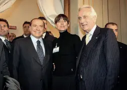  ??  ?? Con Silvio Berselli con Anna Maria Bernini e Berlusconi, con cui ha ricoperto da senatore vari ruoli