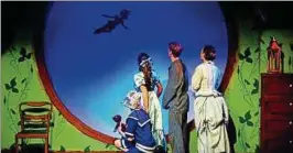  ??  ?? Das Ensemble lässt im Musical die Helden und Schurken um Peter Pan im Eichsfelde­r Kulturhaus in Heiligenst­adt lebendig werden. Foto: Agentur