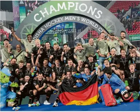  ?? Foto: Rafiq Maqbool/dpa ?? Sie sind die Champions: Die deutsche Gold-mannschaft in Bhubaneswa­r.