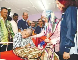  ??  ?? Wan Azizah speaking to a resident during her visit to the Rumah Ehsan Kuala Kubu Baru social welfare centre yesterday.