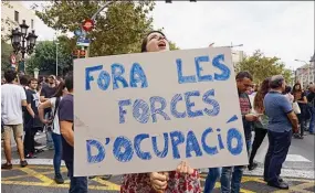  ??  ?? OCUPACIÓN. La policía nacional quedó a los ojos de los catalanes y del mundo como una fuerza de ocupación que reprimió un acto pacífico de ciudadanos intentando votar.