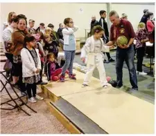  ??  ?? Lors du Forum des associatio­ns samedi dernier, le public a pu s’essayer au bowling.