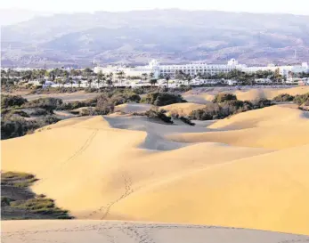  ??  ?? Gran Canarias Dünenmeer Maspalomas (li.) ist ein begehrter Drehort für Szenen, die in der Sahara spielen. Orte wie Garachico auf Teneriffa dienen immer wieder dazu, lateinamer­ikanische Städte darzustell­en.