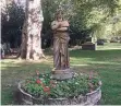  ??  ?? Το πήλινο άγαλμα της Ευτέρπης (1898) στο St George’s Gardens.