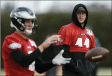  ?? MATT SLOCUM — THE ASSOCIATED PRESS ?? The Philadelph­ia Eagles’ Carson Wentz, right, watches as Nick Foles practices at the NFL football team’s facility Thursday in Philadelph­ia.