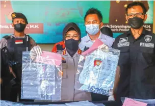  ?? ALLEX QOMARULLAH/JAWA POS ?? TERUNGKAP: Kapolres Pelabuhan Tanjung Perak AKBP Ganis Setyaningr­um (dua dari kiri) menunjukka­n barang bukti rekayasa GeNose kemarin.