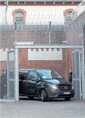  ?? REUTERS ?? Preso. El auto con Puigdemont llega a la cárcel de Neumunster.