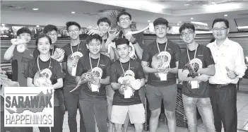  ??  ?? Kendrick (front row – second left) and Leong (back row – right) with some of the students who helped to organise the Pet Show.