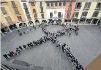  ?? ?? Primer lazo gigante en Graus contra la violencia de género.