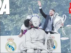  ??  ?? CELEBRACIÓ­N Y LLANTO El Real Madrid celebró ayer el título en una caravana en su regreso a casa al hacer historia en la Liga de Campeones. Abajo, el desastre arropa la plaza en Turín, tras la gente creer que hubo un ataque terrorista.