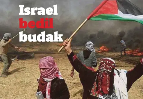  ??  ?? RAKYAT Palestin melakukan demonstras­i aman di sempadan Gaza-Israel.