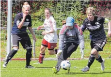  ?? FOTO: HKB ?? In dieser Szene ist Bärenthals Torhüterin Carmen Dietz (Mitte) vor Stefanie Pauli, Kapitänin des SC 04 Tuttlingen, am Ball. Im Derby der Bezirkslig­a war die Schlussfra­u beim 0:2 zweimal machtlos.